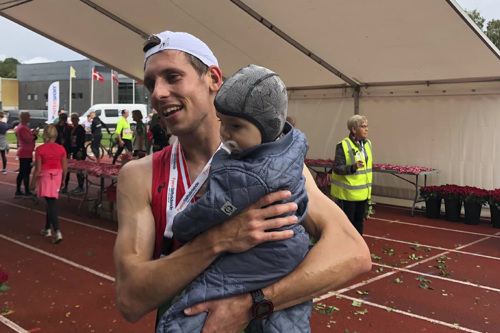 Andreas Lommer løb ny Guinness World Record ved at løbe et halvmarathon med babyjogger i 3.15/km